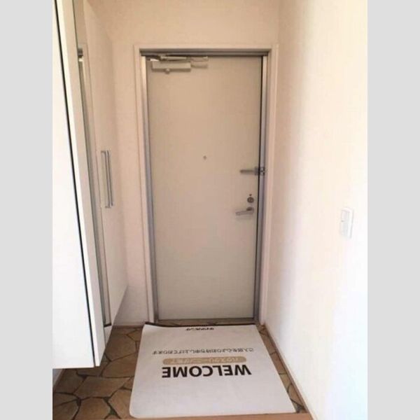 玄関 (鏡付きシューズボックス)