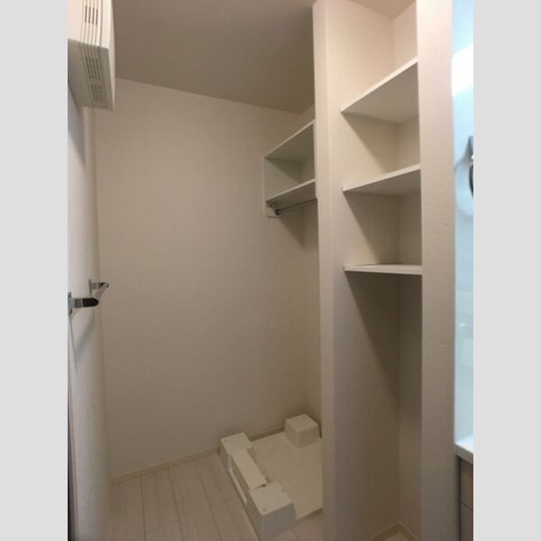 その他 (洗濯機置き場と収納棚)