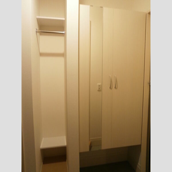 玄関 (鏡付きシューズボックス)