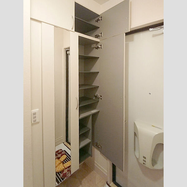 玄関 (鏡付きシューズボックス)