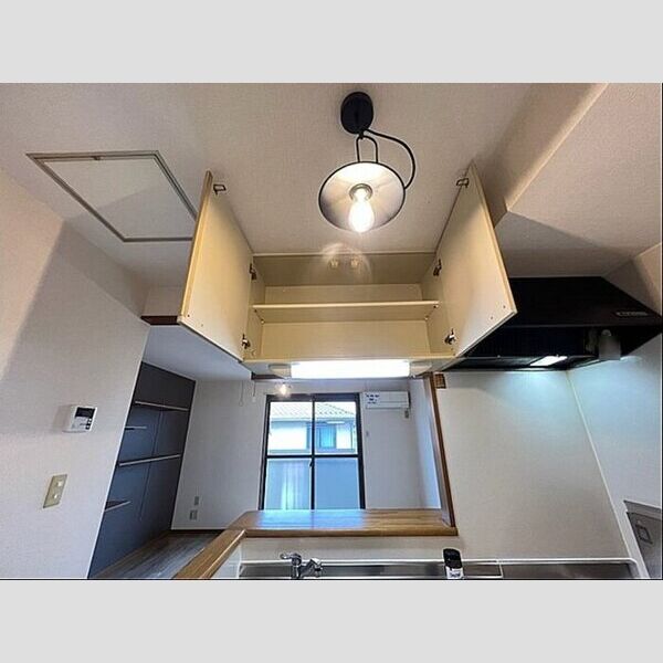 その他 (キッチン上部収納棚と照明器具)