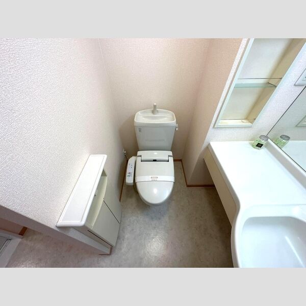 トイレ (トイレ)