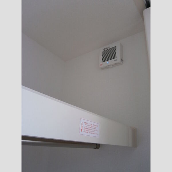 その他 (洋室クローゼット内に換気扇が付いています)