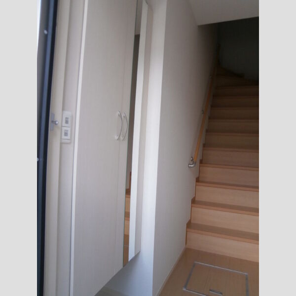 玄関 (鏡付きシューズボックス)