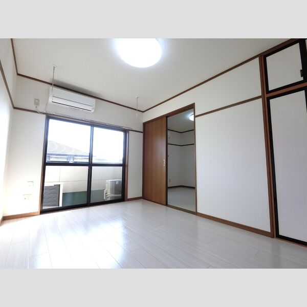 居室・リビング (東側洋室)