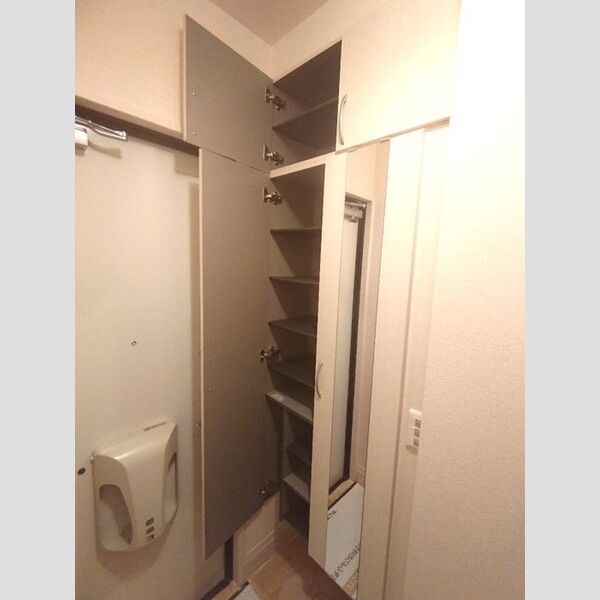 玄関 (鏡付きシューズボックス)