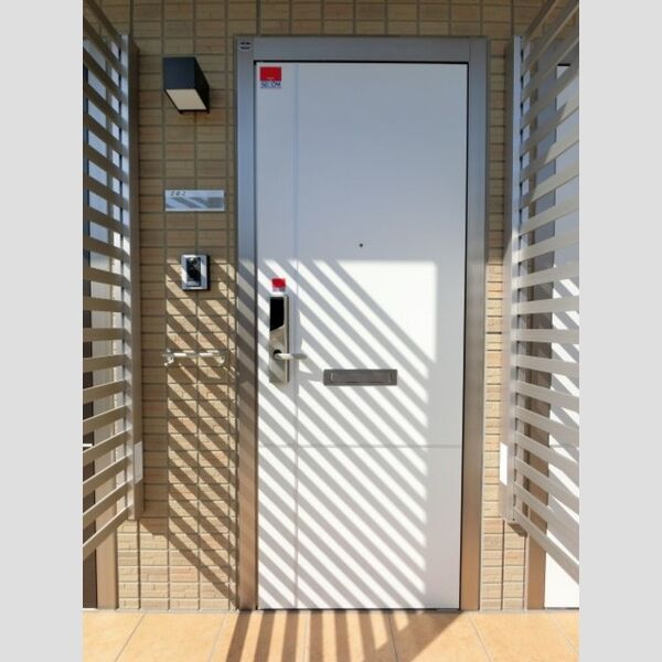 玄関 (ICカードキーの玄関ドア)