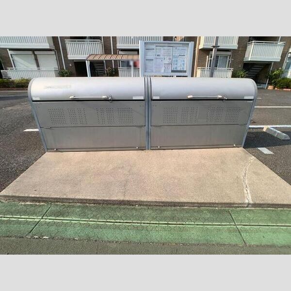 現地周辺 (敷地内ゴミ捨て場)