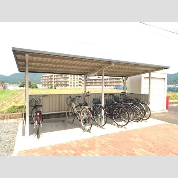 現地周辺 (駐輪場)