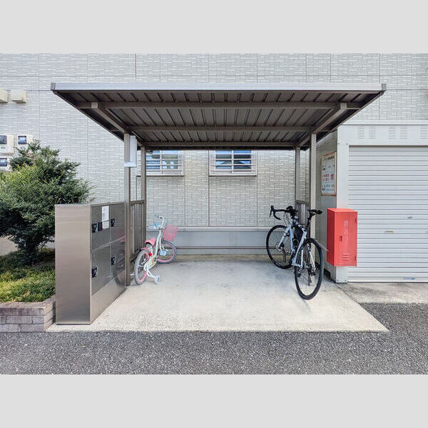 現地周辺 (駐輪場)