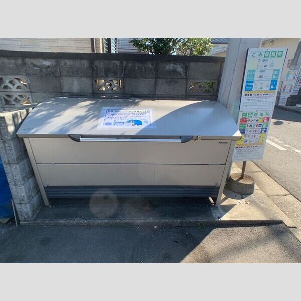現地周辺 (敷地内ゴミ捨て場)