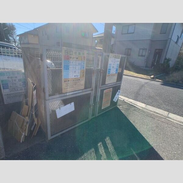 現地周辺 (敷地内ゴミ捨て場)