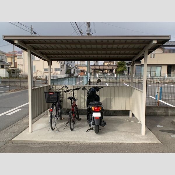 現地周辺 (駐輪場)