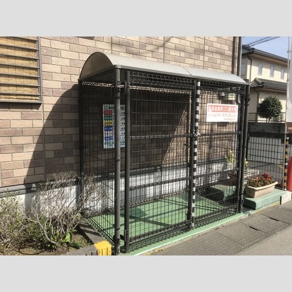 現地周辺 (敷地内ゴミ捨て場)