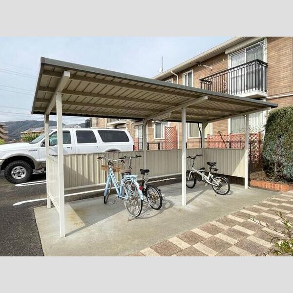 現地周辺 (駐輪場)