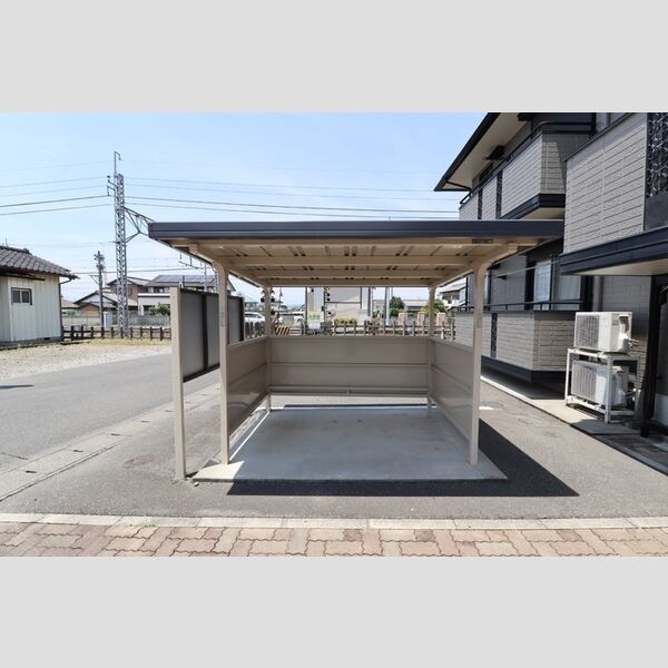 現地周辺 (駐輪場)