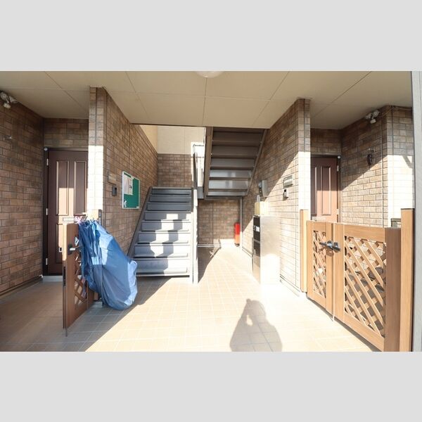 現地周辺 (共用階段)