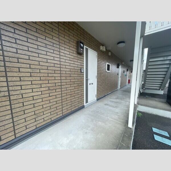 現地周辺 (玄関前共用通路)