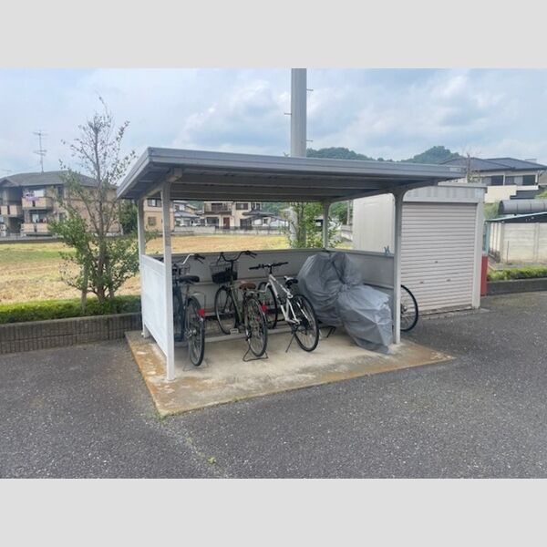 現地周辺 (駐輪場)