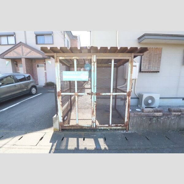 現地周辺 (ゴミ置場)