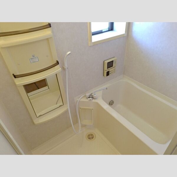 バス (窓付きバスルーム)