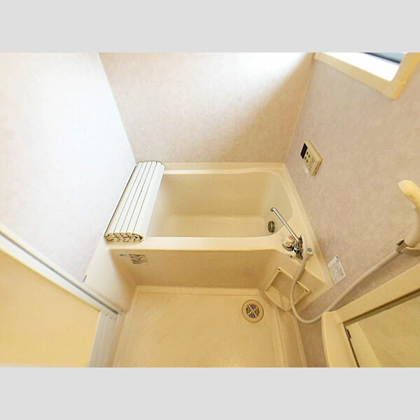 バス (換気窓のある浴室)