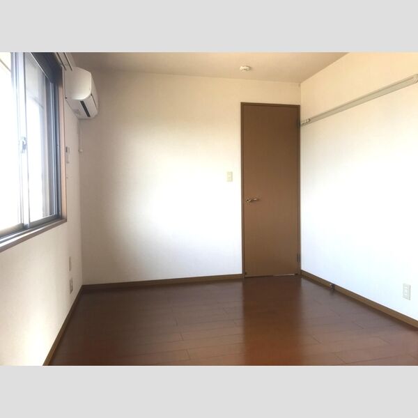 その他 (北側洋室。こちらにもエアコン付き!)