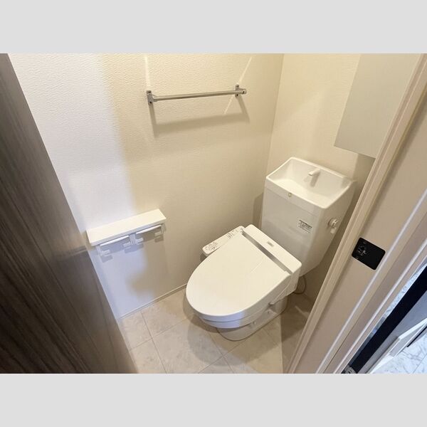 トイレ (温水洗浄便座付き)