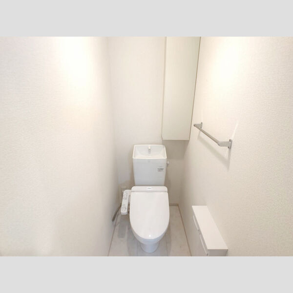 トイレ (温水洗浄暖房便座つきトイレ)