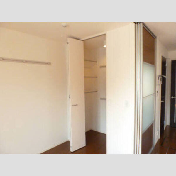 収納 (収納力豊富なクローゼットを完備)