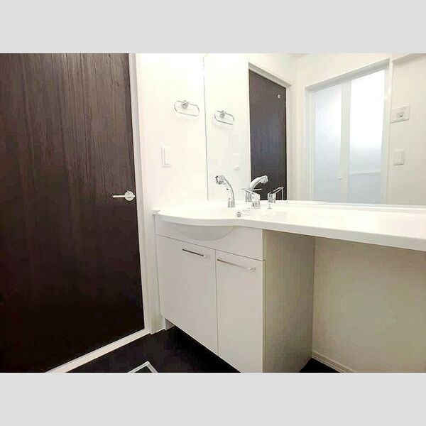 洗面所 (大きな鏡の洗面台)