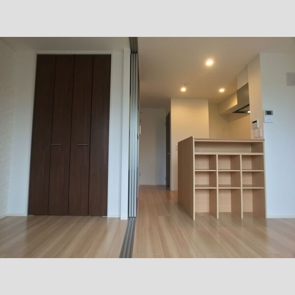 居室・リビング (リビングからキッチン)