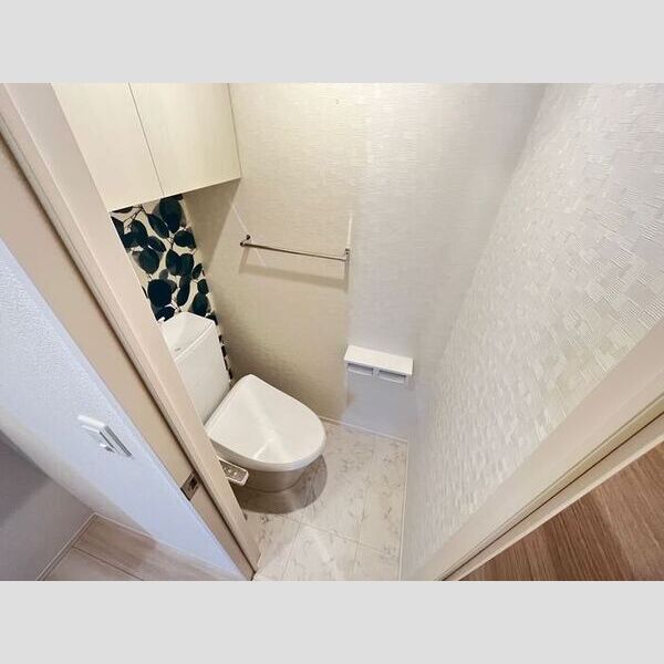 トイレ (温水洗浄暖房便座つきトイレ)