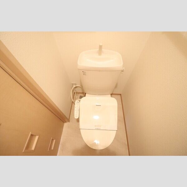 トイレ (温水便座付き)