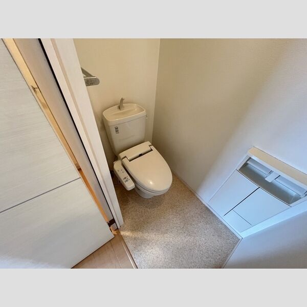 トイレ (温水洗浄便座付き)