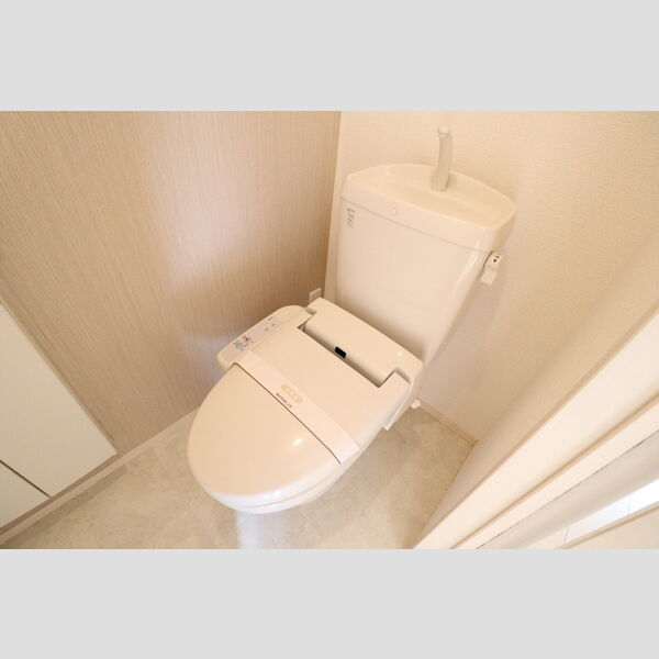 トイレ (温水洗浄便座付き)