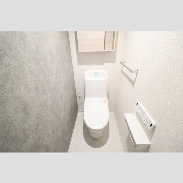 トイレ (温水便座付き)