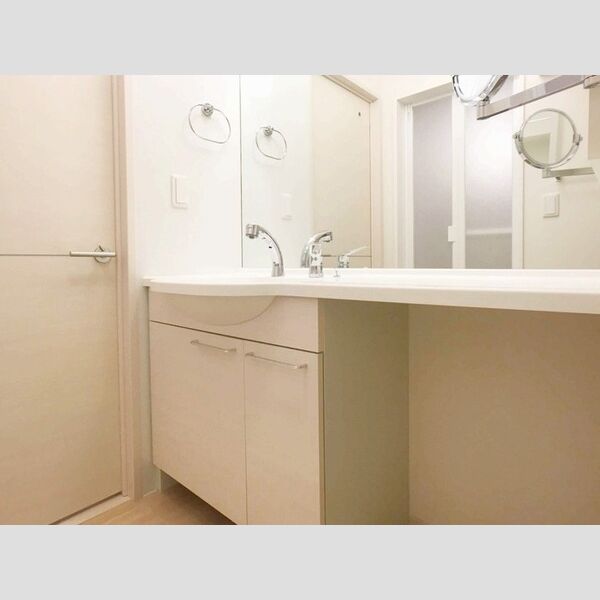 洗面所 (大きな鏡の洗面台)