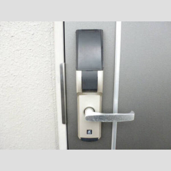 玄関 (防犯性能が高い暗証番号式の玄関キーとなります)