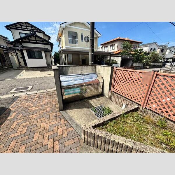現地周辺 (ゴミ置き場)