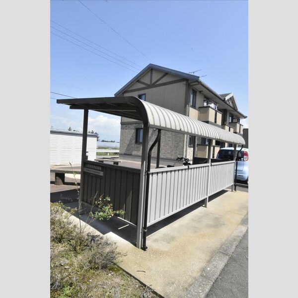 現地周辺 (入居者専用駐輪場)