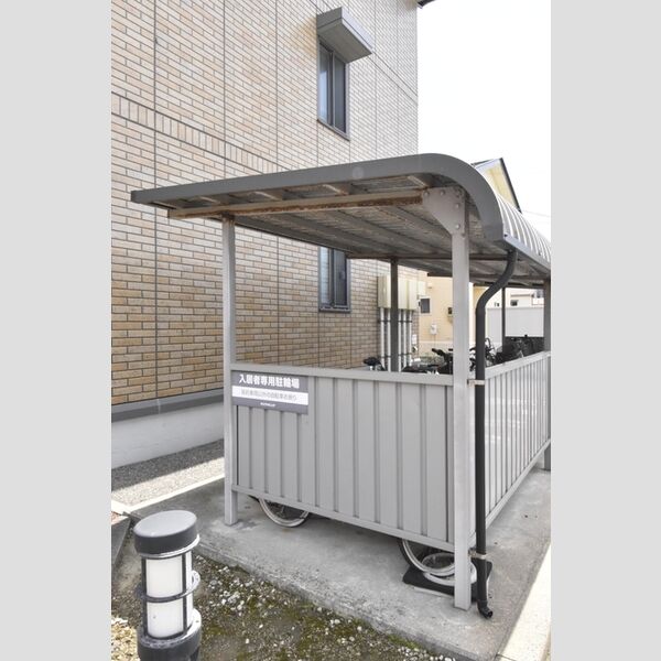 現地周辺 (入居者専用駐輪場)