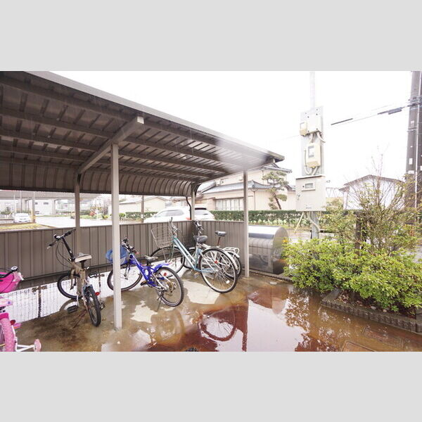 現地周辺 (駐輪場)