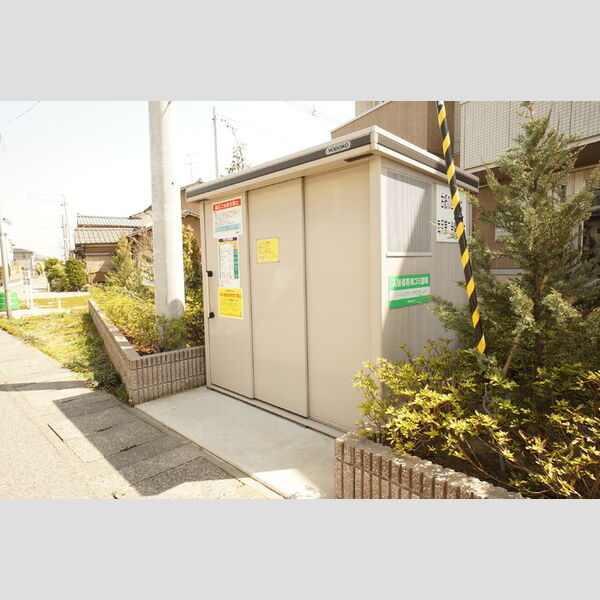 現地周辺 (ごみ置き場)