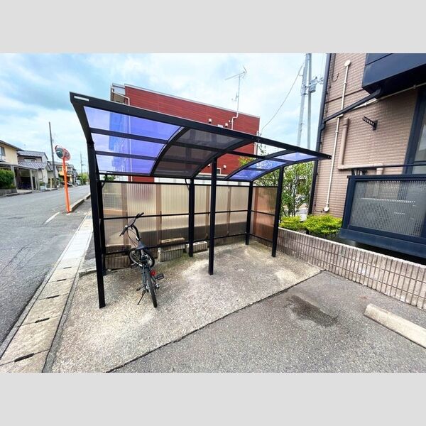 現地周辺 (駐輪場)