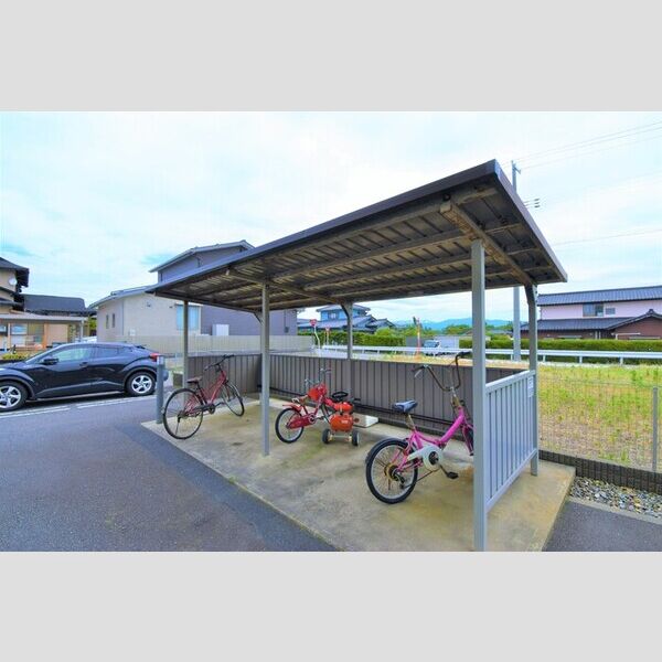 現地周辺 (駐輪場)