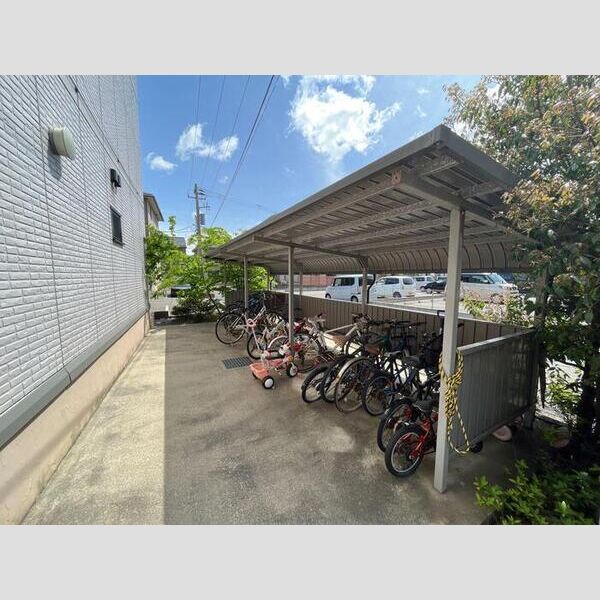 現地周辺 (駐輪場)