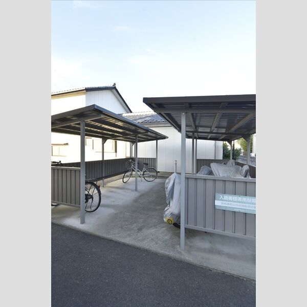 現地周辺 (駐輪場)