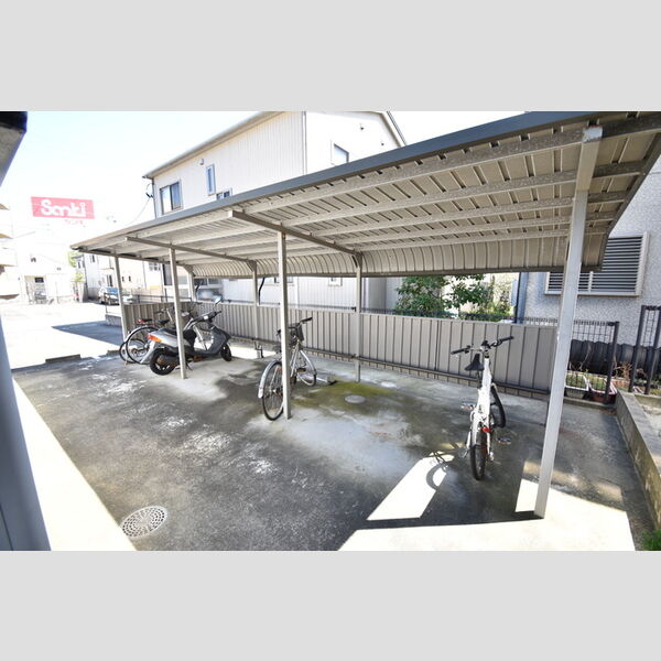 現地周辺 (駐輪場)