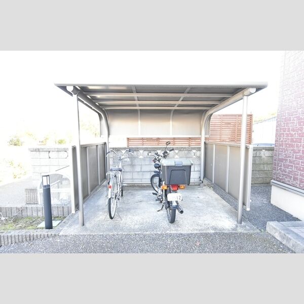 現地周辺 (駐輪場)